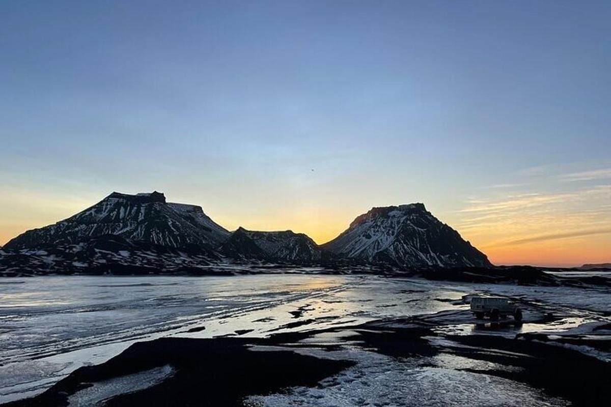 una vista di una spiaggia con le montagne sullo sfondo
