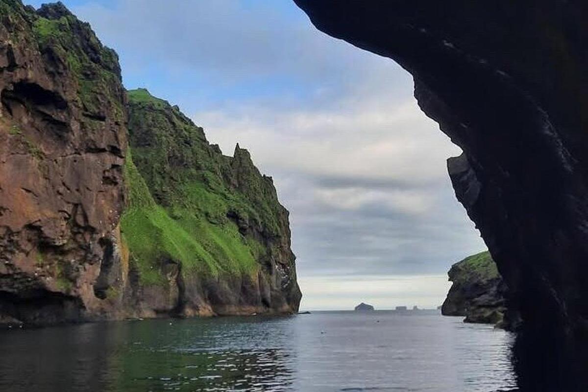 Una vista del océano desde el interior de una cueva.