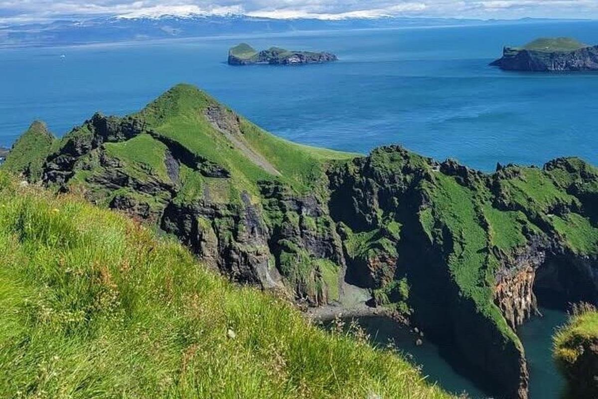una vista aérea de una isla rocosa en el océano