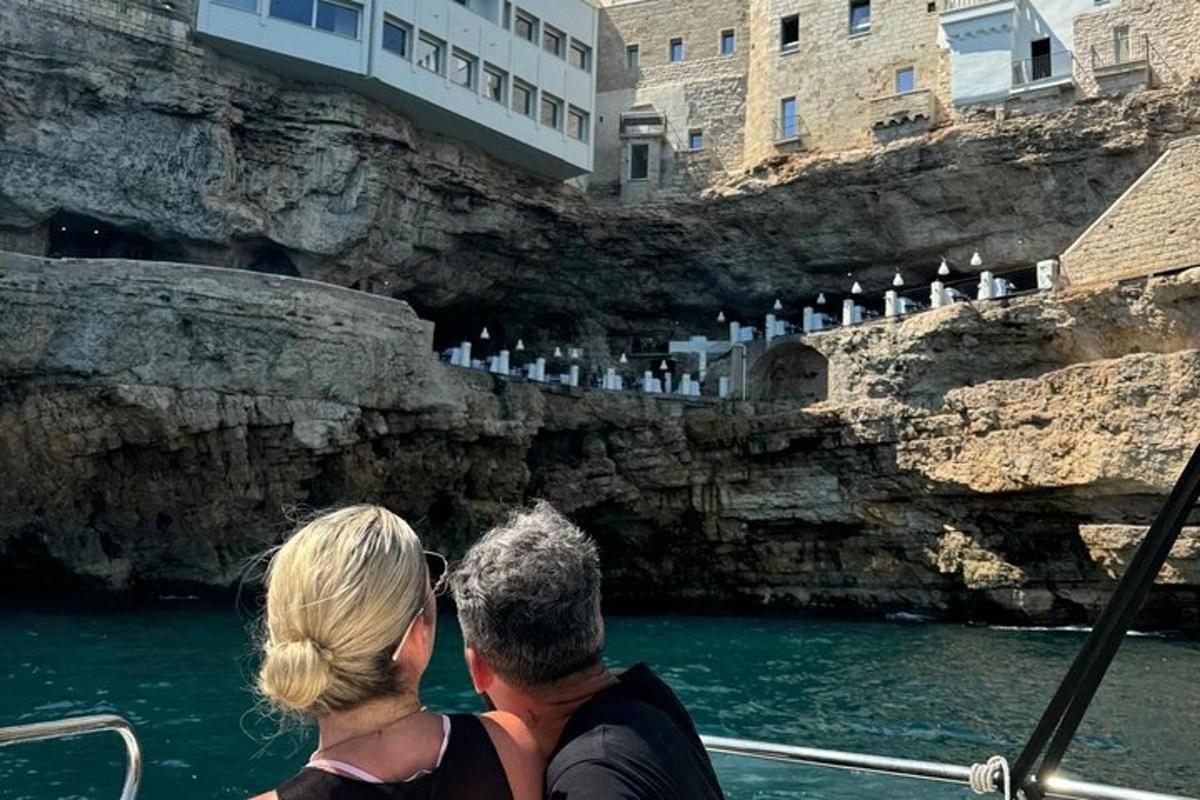 un home i una dona asseguts en un vaixell a l'aigua