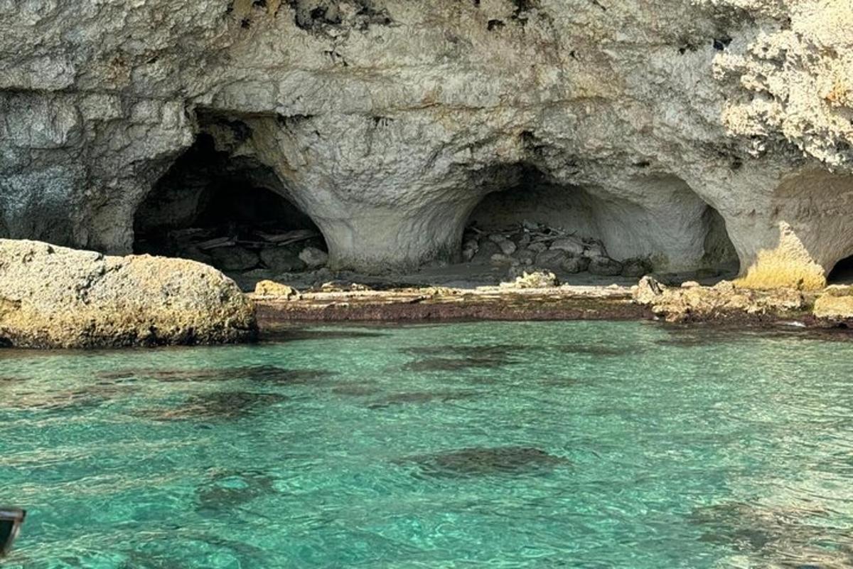 un bassal d'aigua blava davant d'una cova