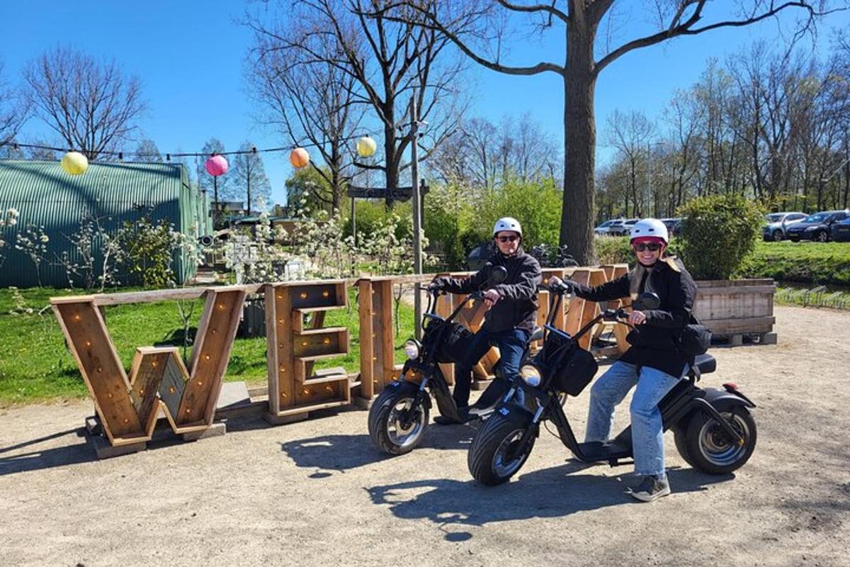 due persone in moto in un parco giochi