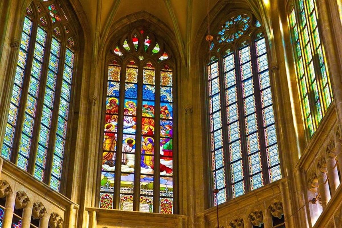 una grande vetrata in una chiesa