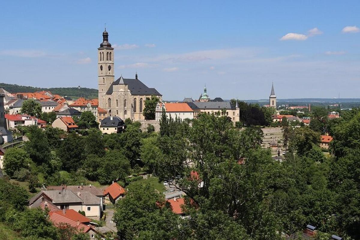 una città con un grande edificio con una torre dell'orologio