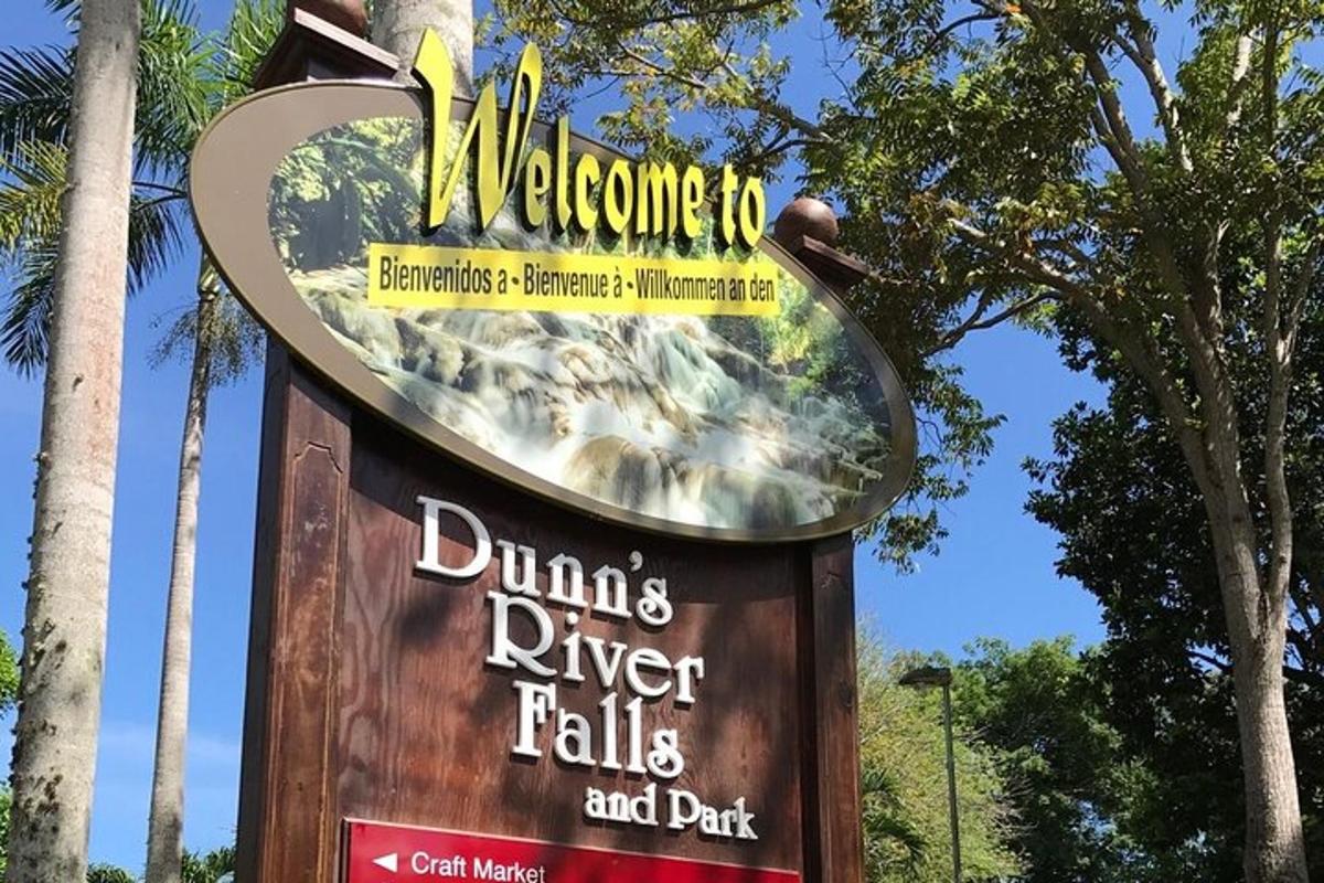 un cartello per le cascate del fiume Dounts e il parco