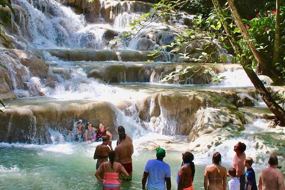 un gruppo di persone in piedi in una cascata