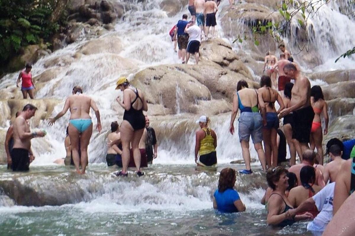 un gruppo di persone in piedi nell'acqua di una cascata
