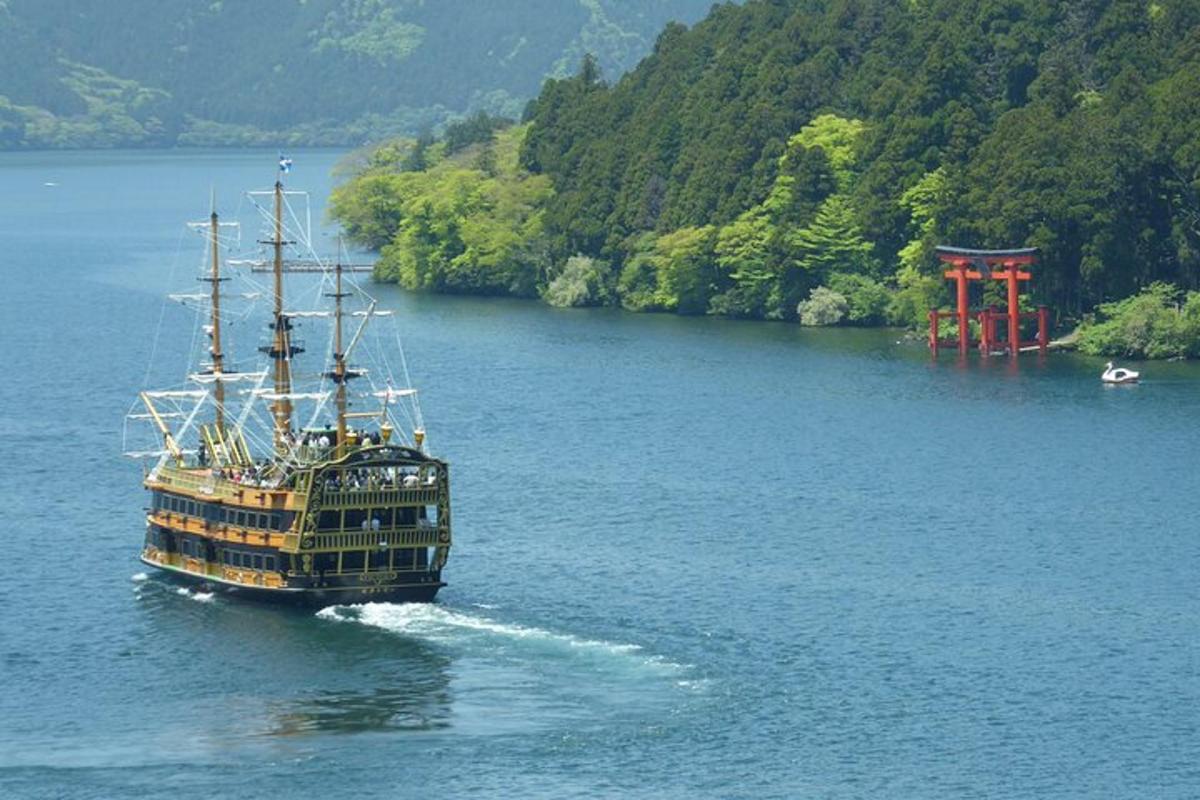 una grande barca su un grande specchio d'acqua
