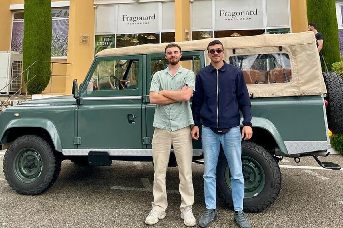 dos homes drets davant d'un camió verd