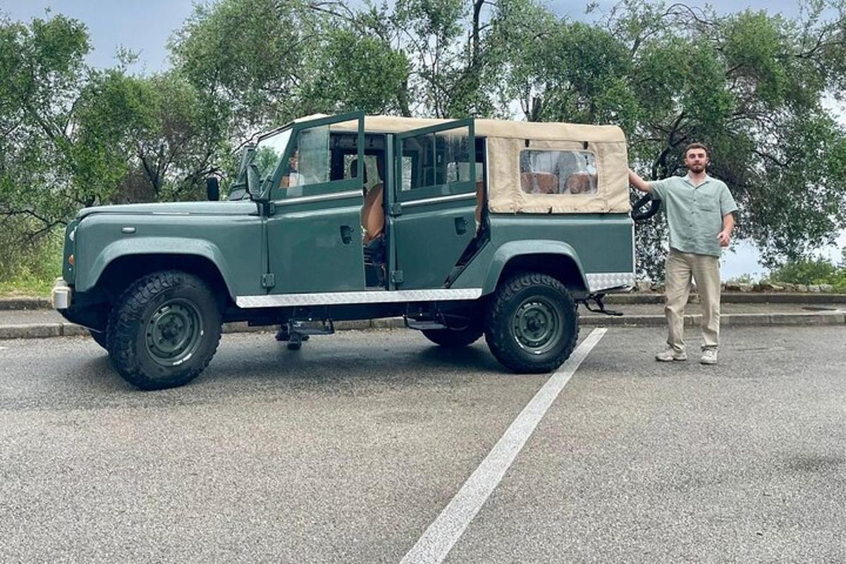 un home està dret al costat d'un camió verd