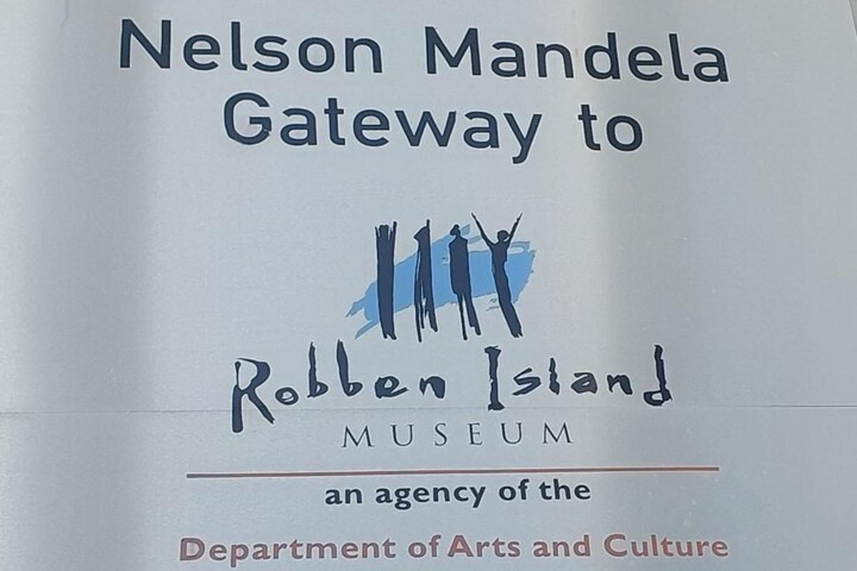 um livro com as palavras de Nelson Mandela, o portal para o islamanismo de Riliden