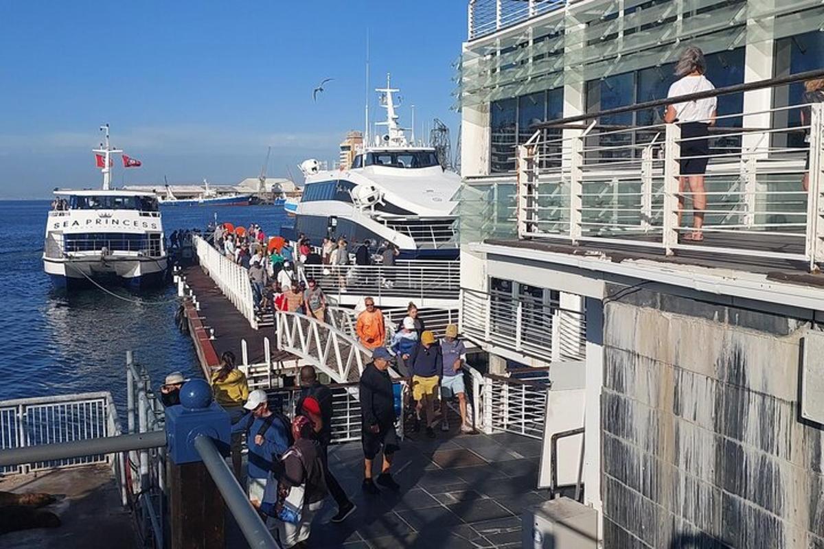 um grupo de pessoas no convés de um navio de cruzeiro
