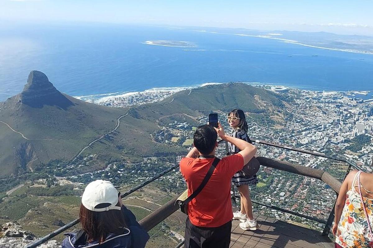 um grupo de pessoas tirando fotos no topo da montanha