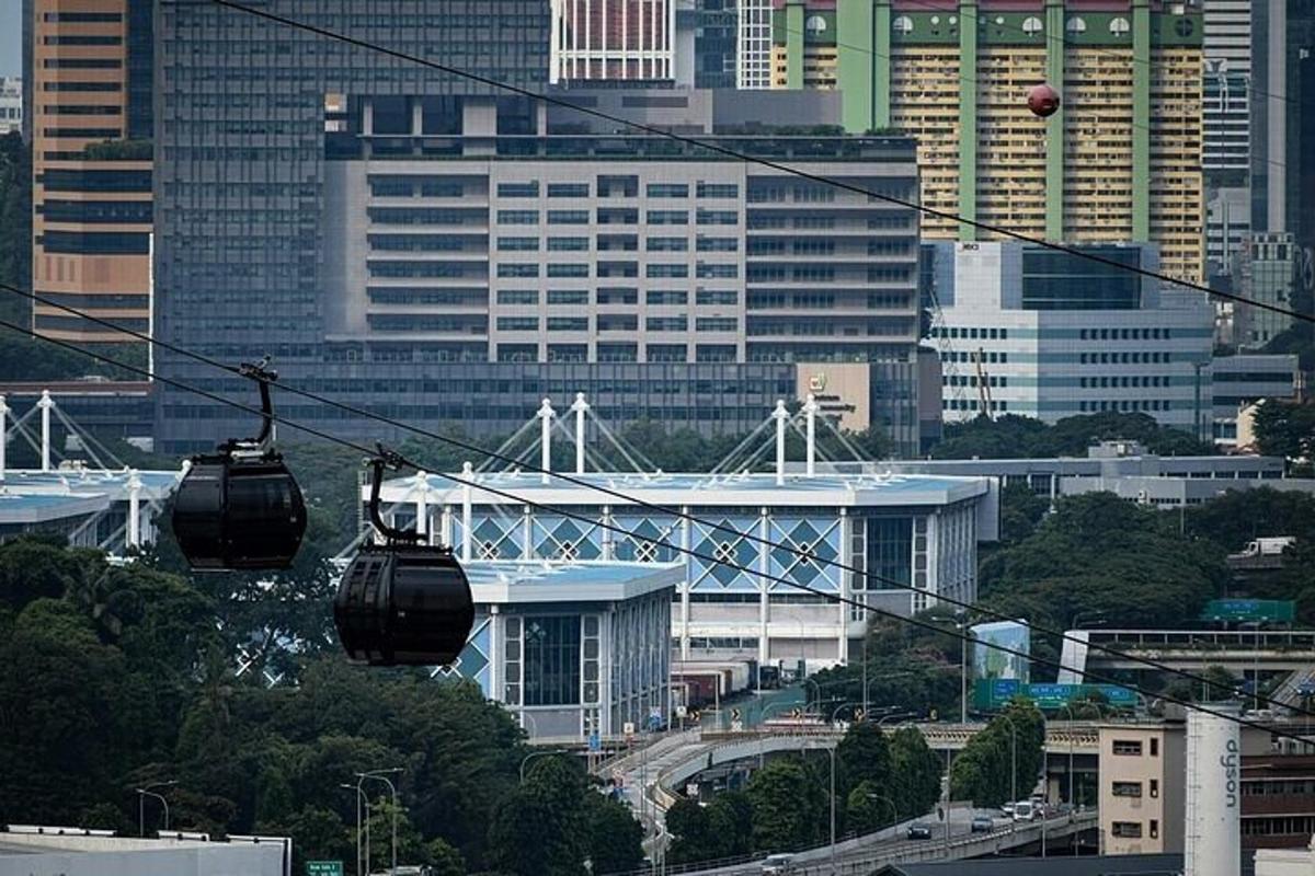 una vista di una città con una gondola