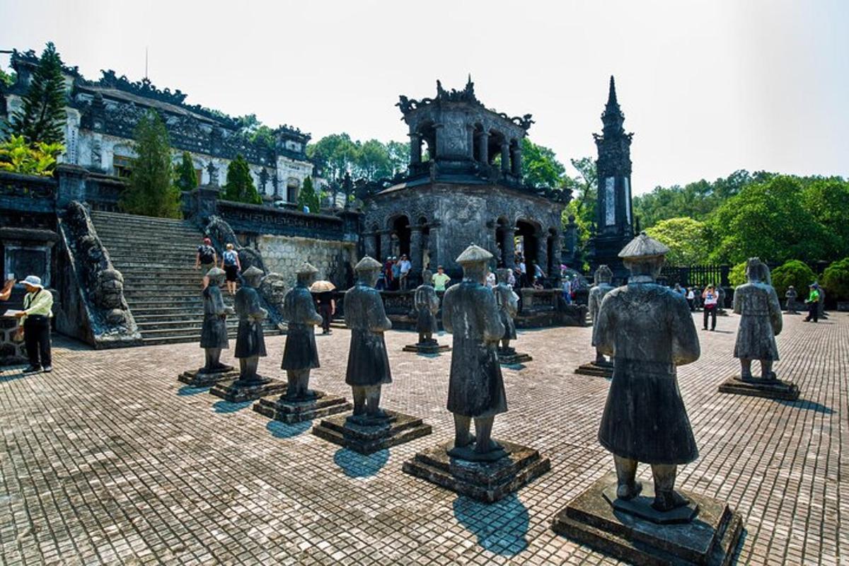 un gruppo di statue di persone in un cortile
