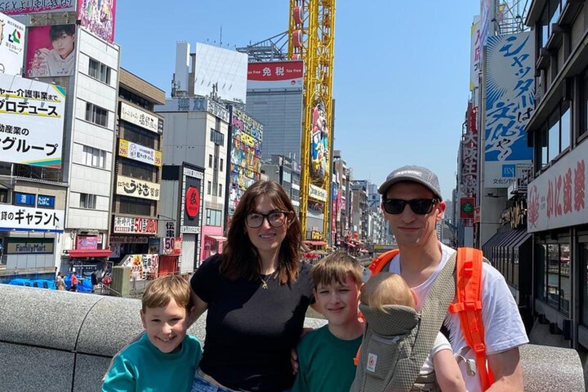 一家人在城市里合影