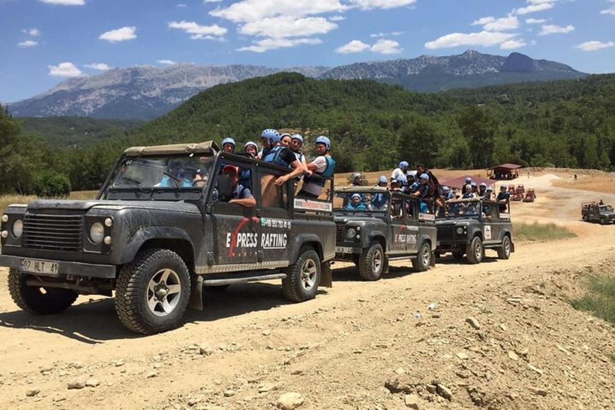un grup de oameni care călătoresc în spatele unui jeep
