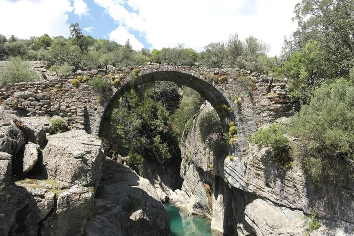 un vechi pod de piatră peste un râu