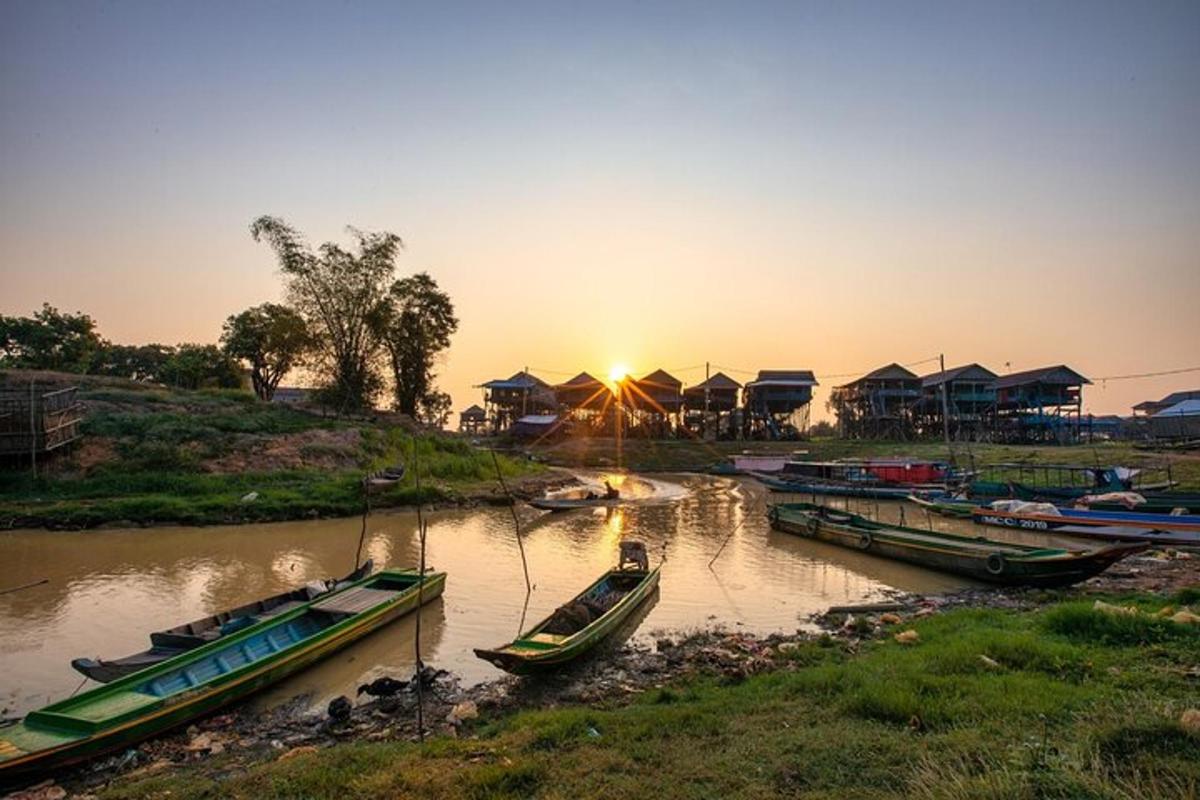 sekumpulan bot berlabuh di sungai pada waktu matahari terbenam