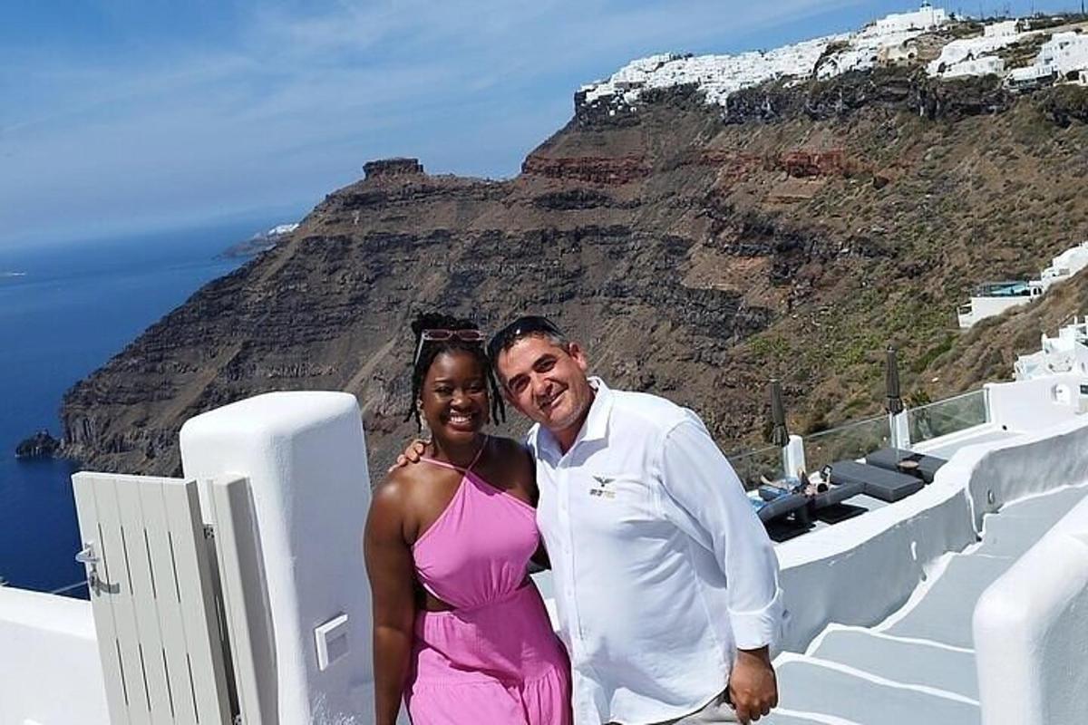un uomo e una donna in piedi sul fianco di una montagna