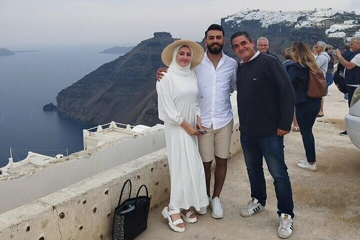 un uomo e una donna in piedi sul lato di una scogliera