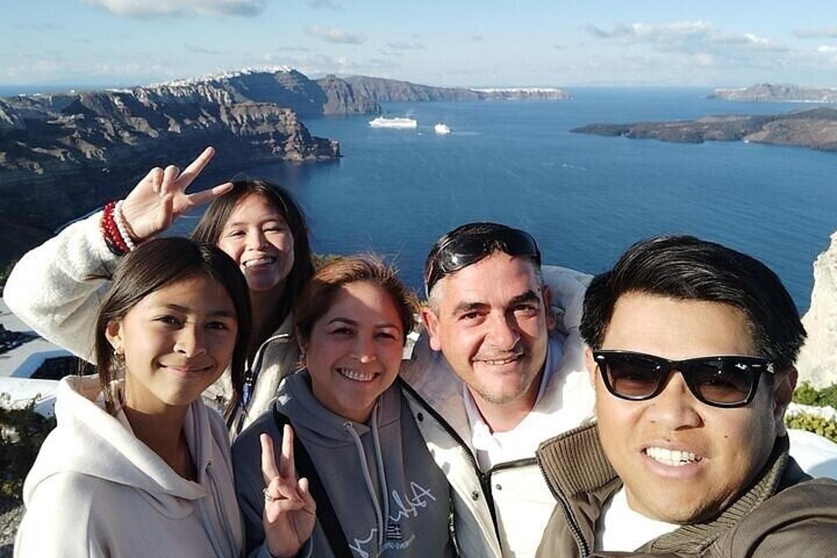un gruppo di persone in posa per una foto in cima a una montagna