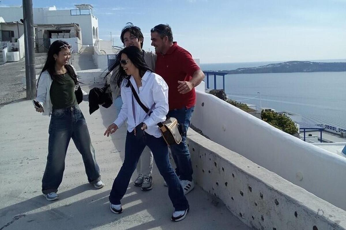 un gruppo di persone in piedi su un muro vicino all'acqua