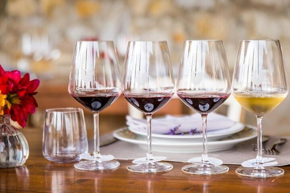 um grupo de taças de vinho sobre uma mesa