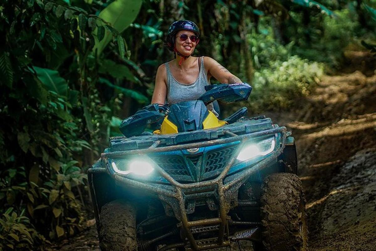 seorang wanita menaiki kenderaan empat roda di dalam hutan