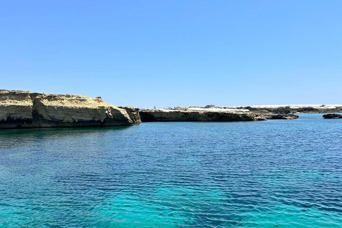 suur veekogu, mille taustal on kivid
