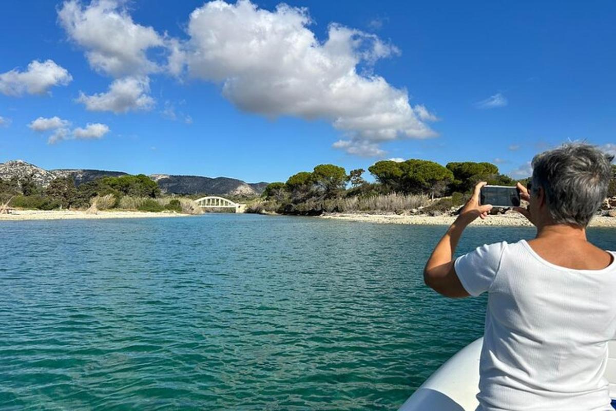 una donna che scatta una foto dell'acqua su una barca