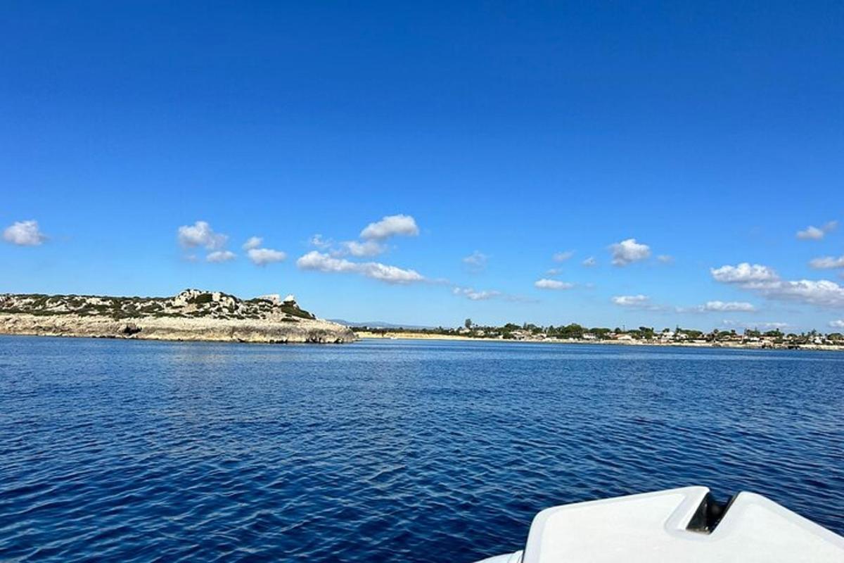 una barca in acqua con un'isola in lontananza