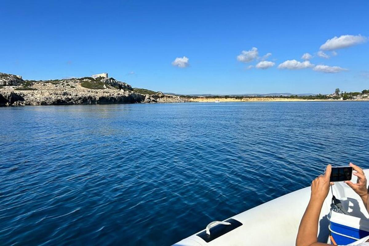una persona che scatta una foto dell'acqua da una barca