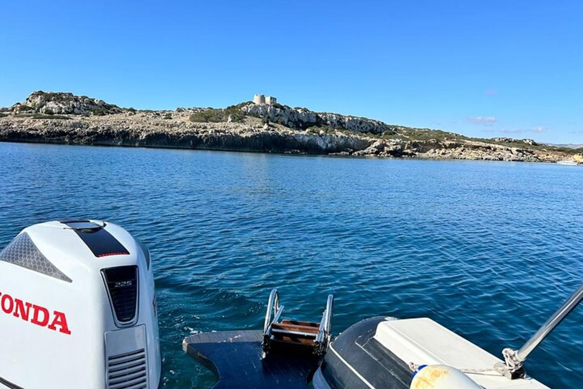 una barca in acqua con un'isola sullo sfondo