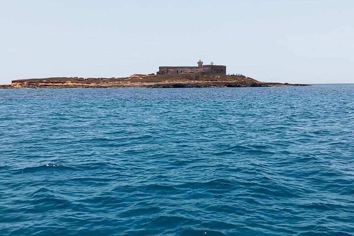 eine Insel inmitten eines Gewässers