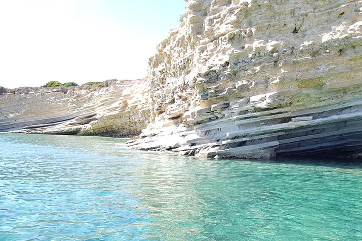 una scogliera rocciosa accanto a uno specchio d'acqua