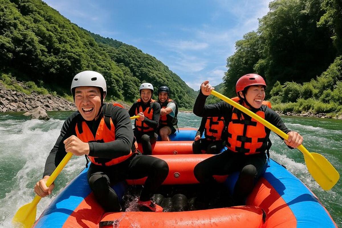 un gruppo di persone su una zattera su un fiume
