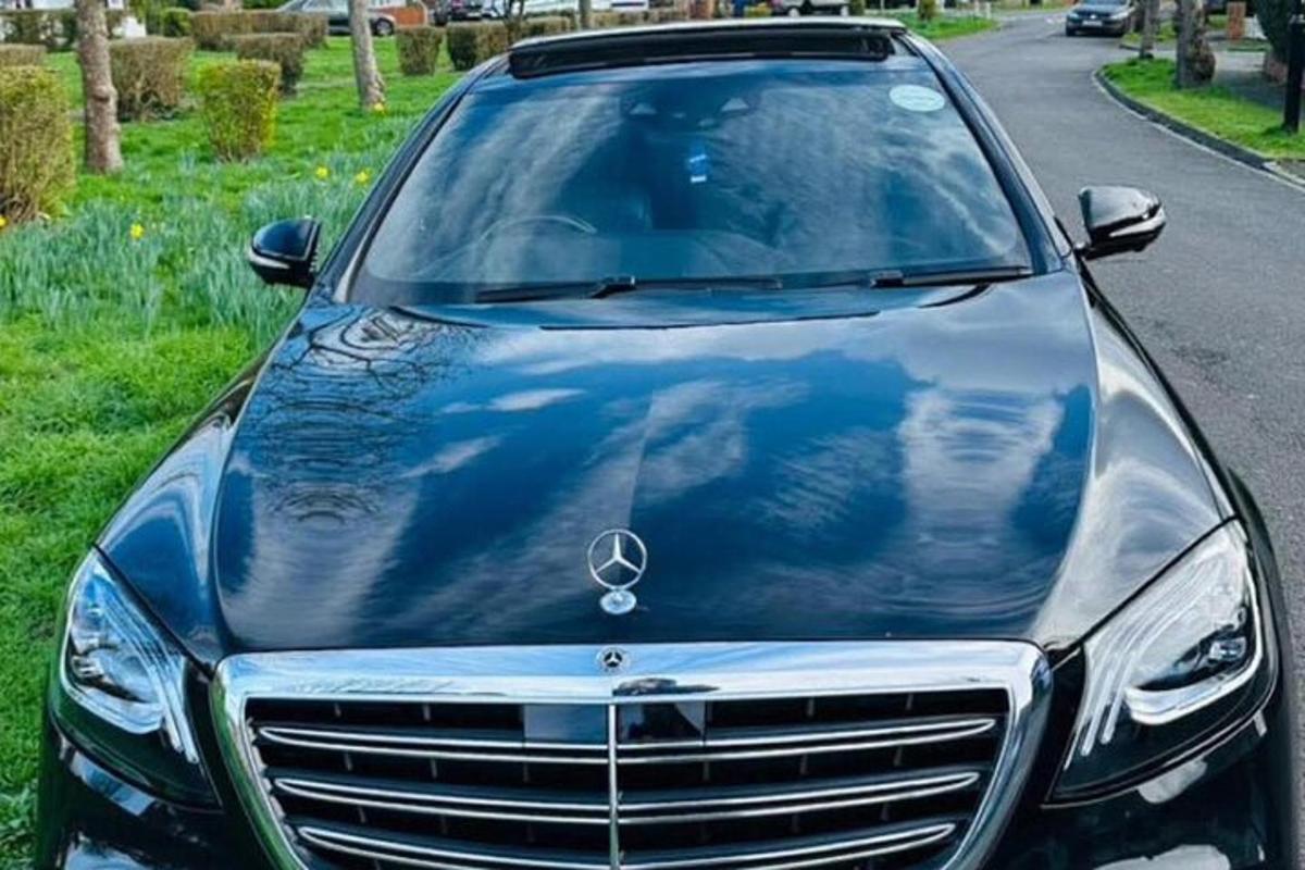 auto zaparkované na kraji silnice
