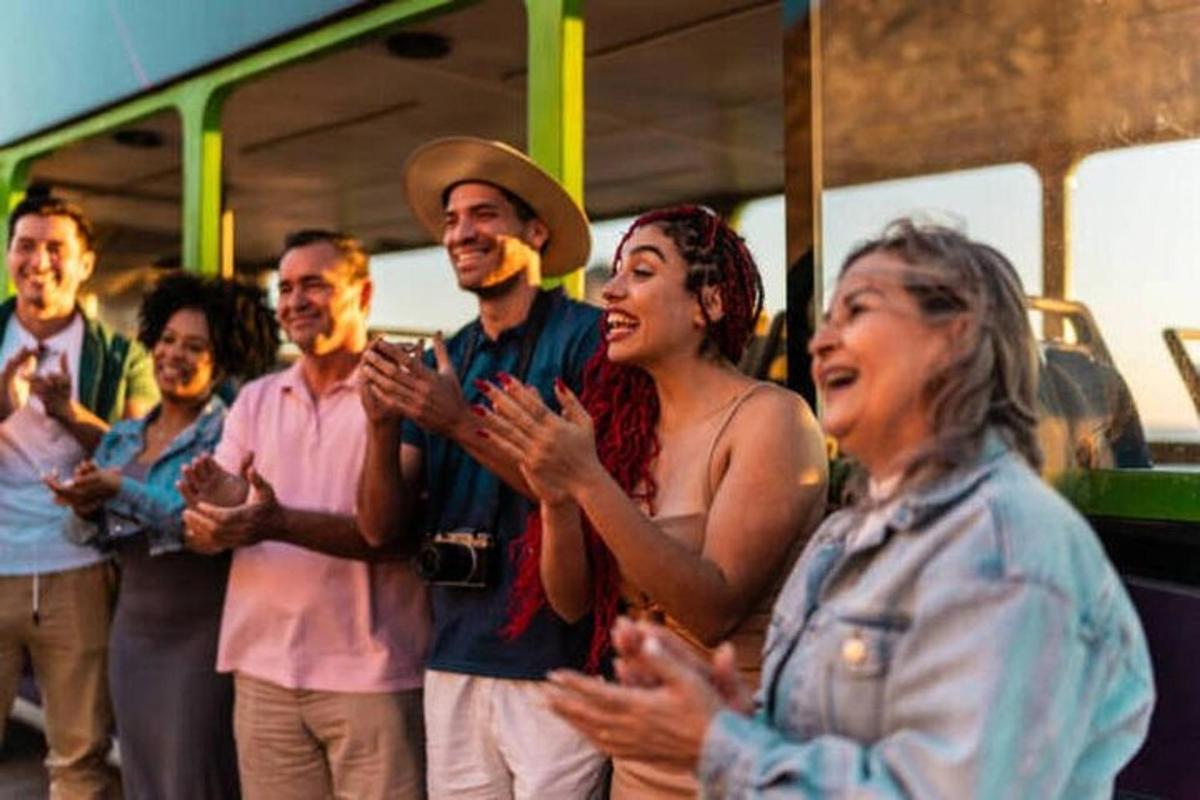 un grupo de personas de pie delante de un autobús