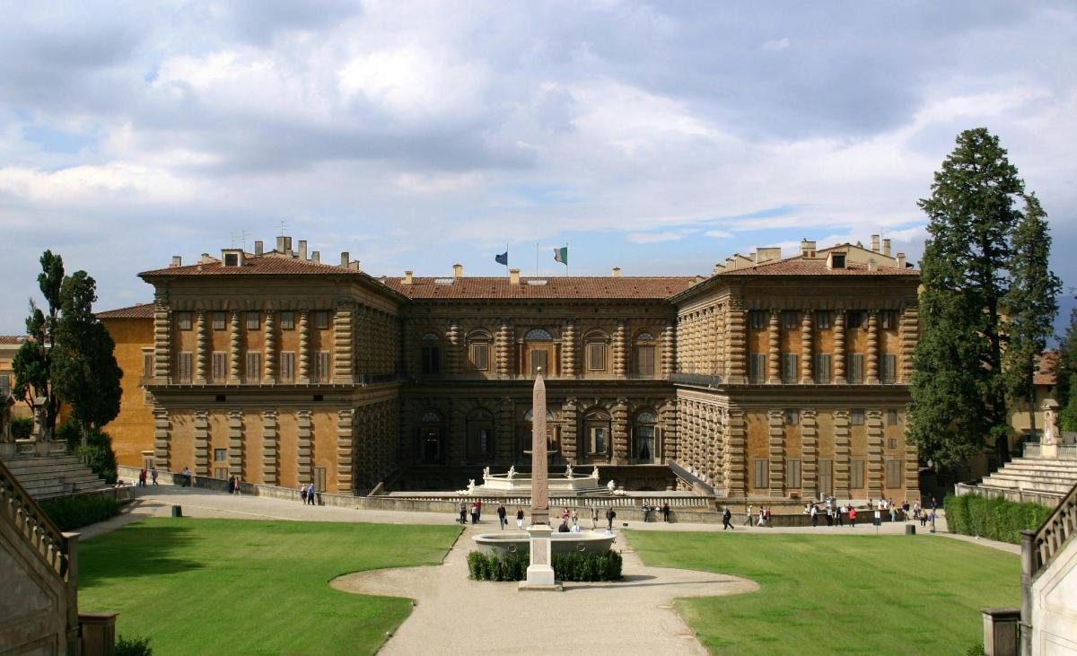 un gran edifici amb gespa al davant