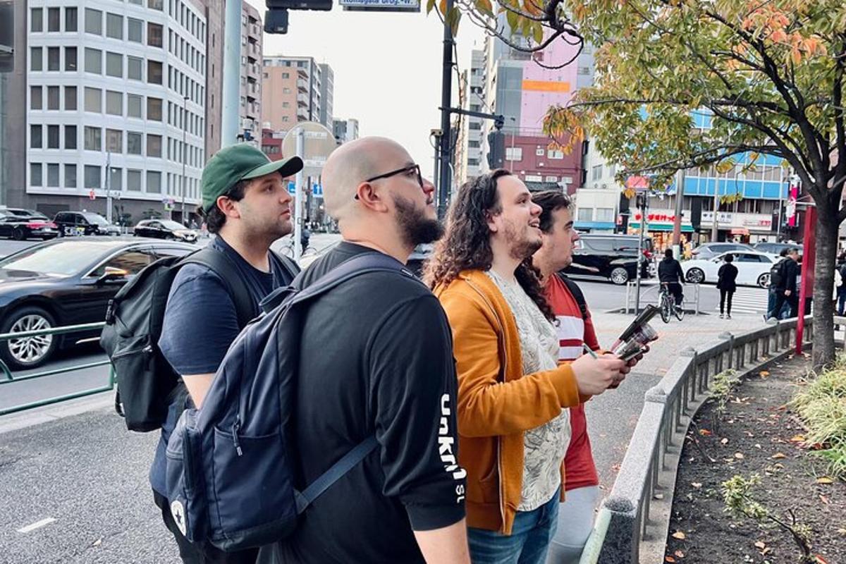 un grup de persones dretes a la vora d'un carrer