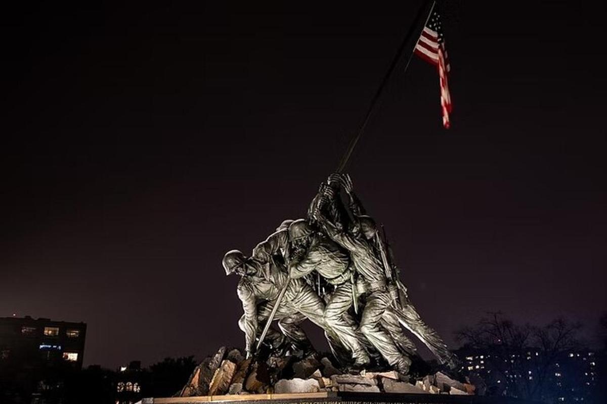 une statue avec un drapeau américain au sommet