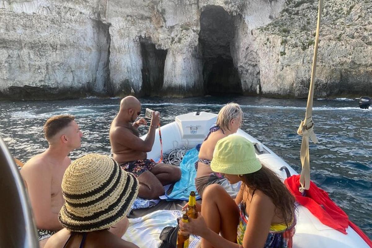 Un grupo de personas sentadas en un bote en el agua.