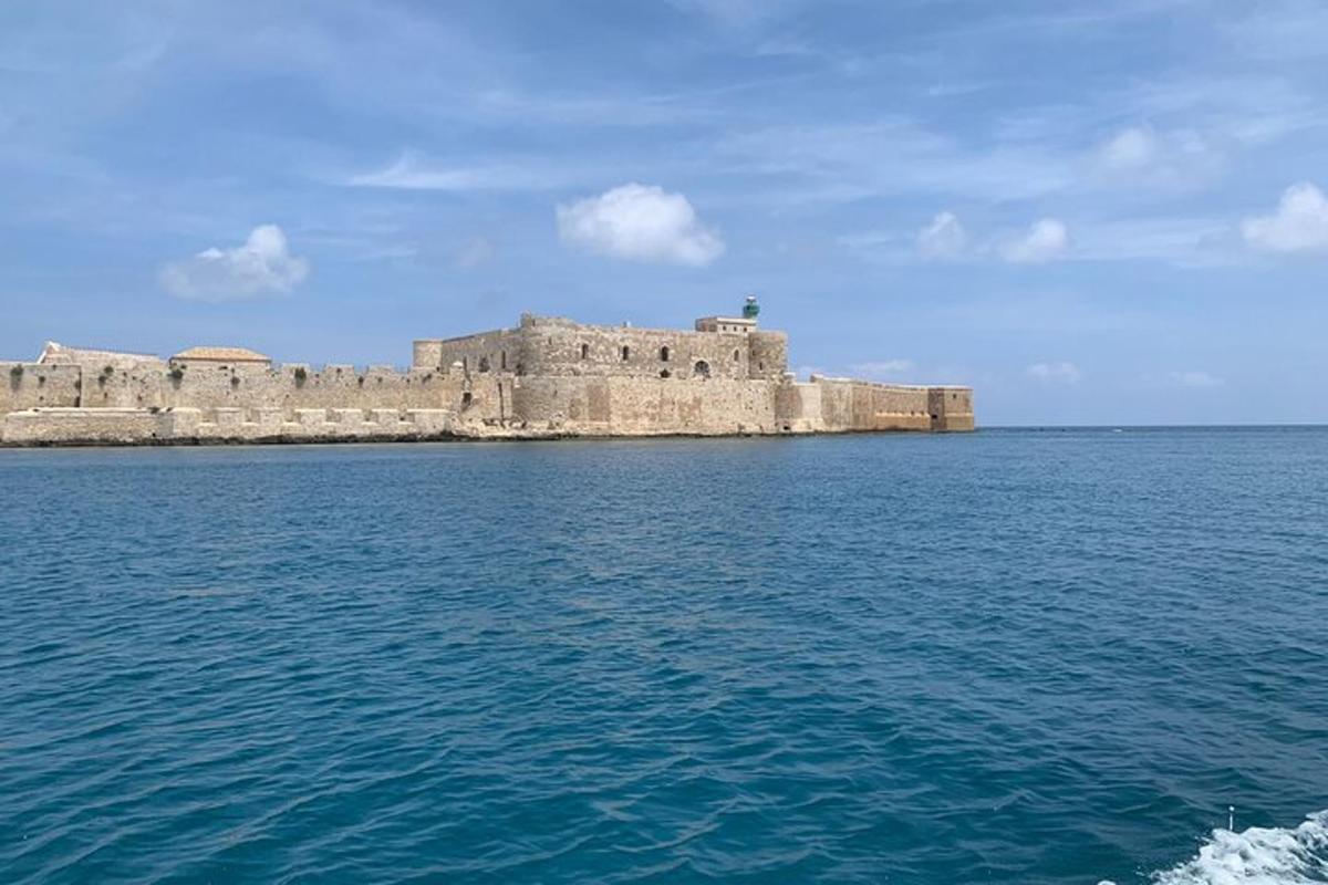 un gran castillo en medio del agua