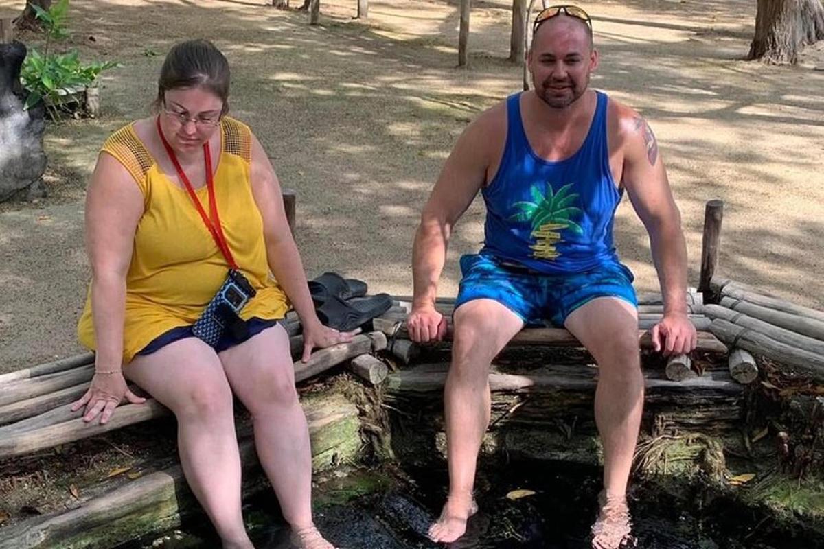 чоловік і жінка сидять на лавці
