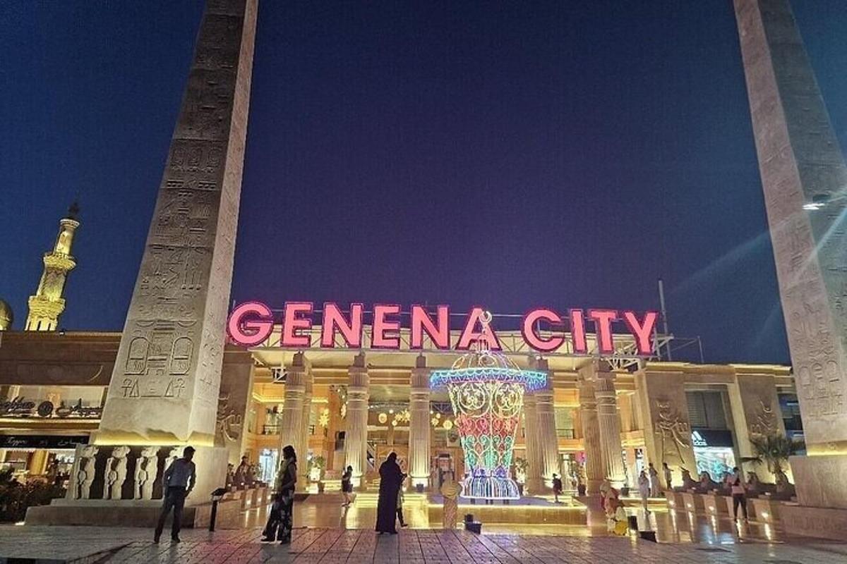 en bygning med et skilt som sier «gemline city» om natten