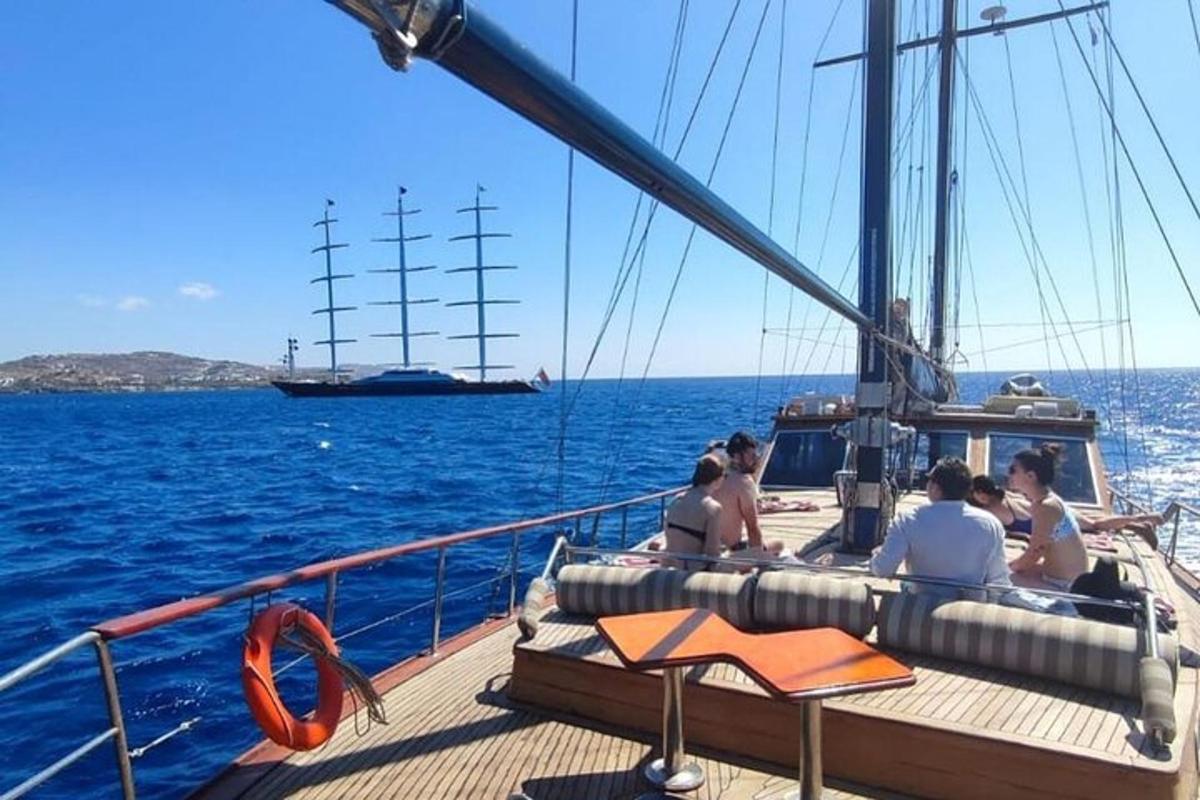 eine Gruppe von Menschen sitzt auf einem Boot im Wasser