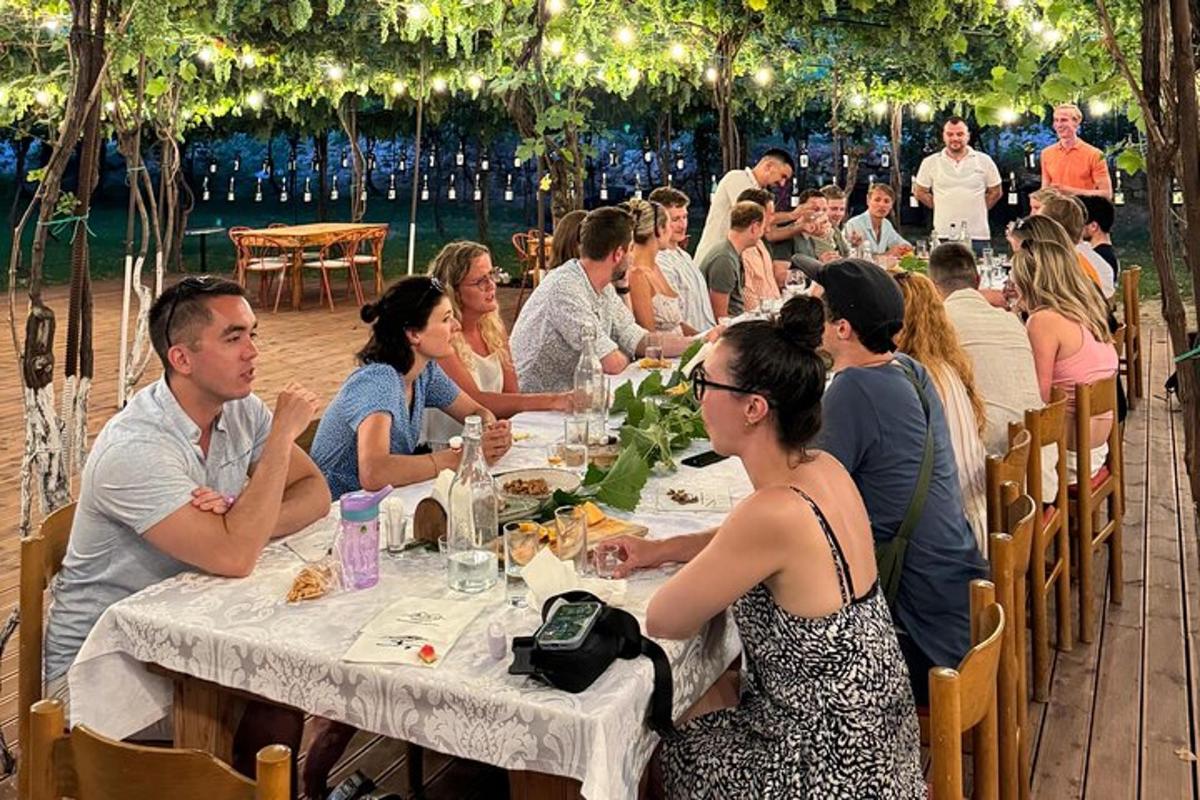 skupina ljudi, ki sedijo za mizo in jedo