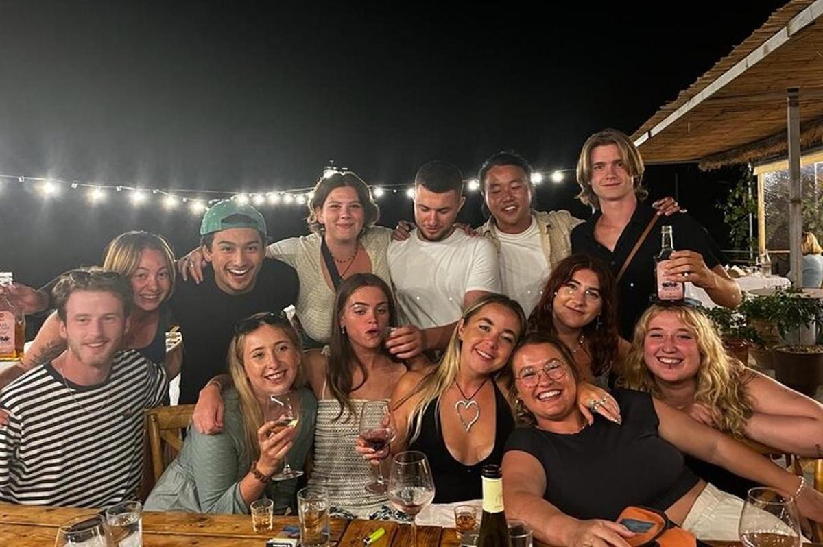 skupina ljudi, ki pozirajo za sliko za mizo