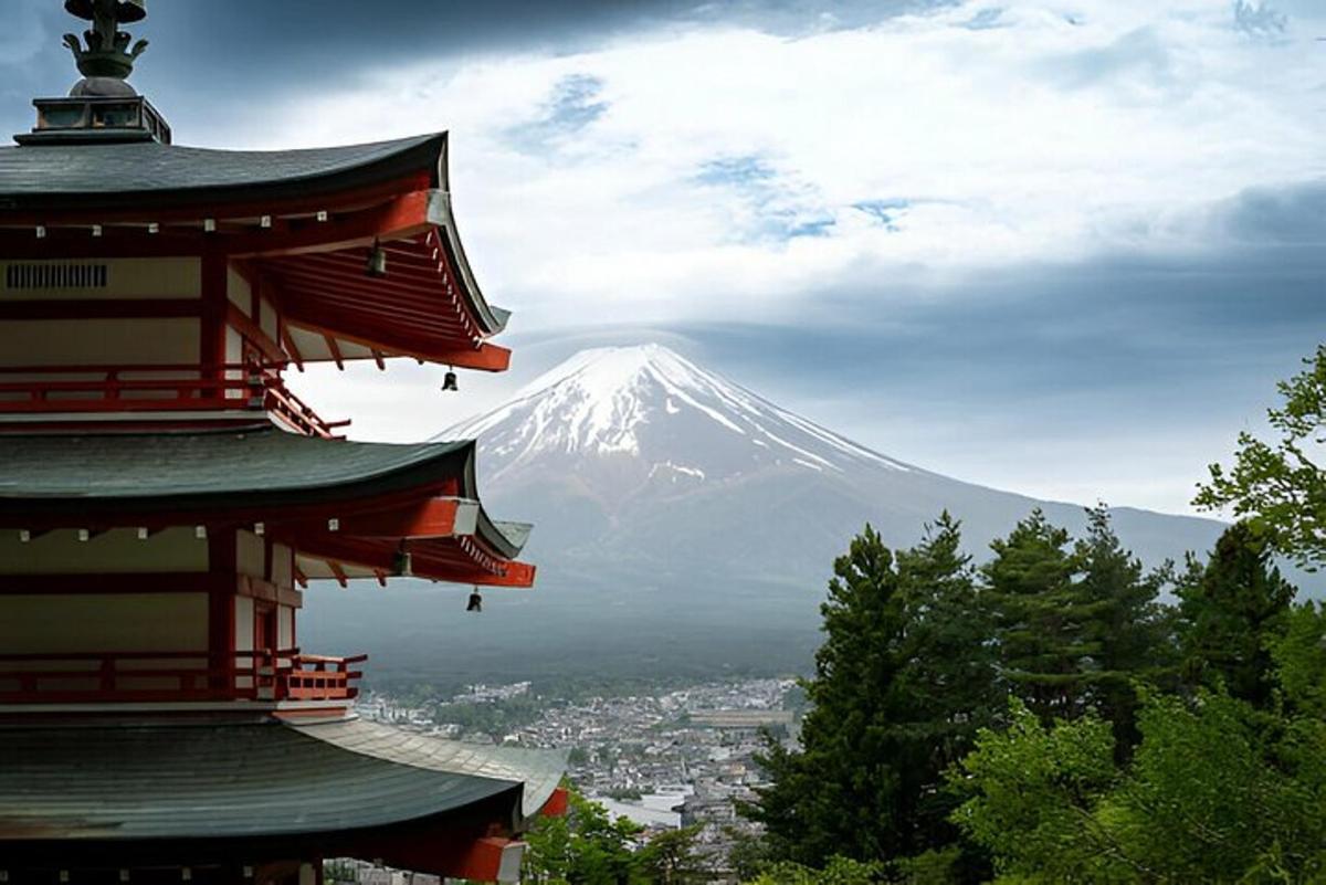 una montagna in lontananza con una pagoda in primo piano